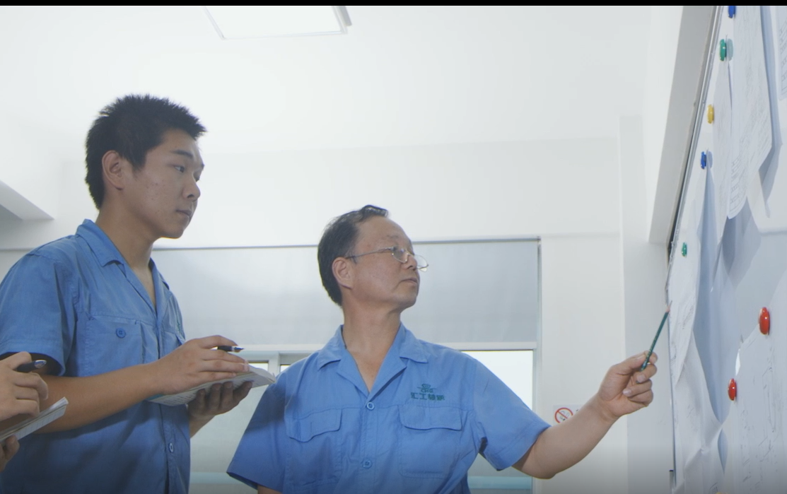 質(zhì)檢人員車(chē)間工作現場(chǎng)